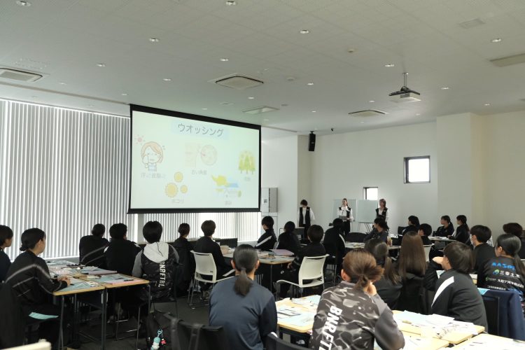 愛知東邦大学女子サッカー部のみなさまへメイクアップ講座を開催しました